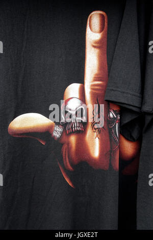 Marktstand mit schwarzem t-shirt, heavy metal motiv, mittelfinger, woechentlicher sonntagsmarkt in Teguise, Lanzarote, isole kanarische, europa | mar Foto Stock