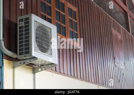 Le unità aria condizionata installato all'esterno della casa sulla parete in legno Foto Stock