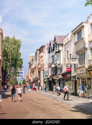 20 Giugno 2017: Exeter Devon, Inghilterra, Regno Unito - Shopping nella High Street in una bella giornata d'estate. Foto Stock