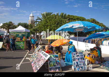 Afrikanische frauen un einem rastalocken-stand auf dem woechentlicher sonntagsmarkt in Teguise, Lanzarote, isole kanarische, europa | donne africane un Foto Stock