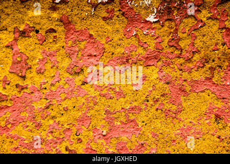 Giallo rustico texture Dirty old Wall.astratta vecchio muro di cemento con tracce di agenti atmosferici, crepe e i resti della vernice danneggiata. Grungy calcestruzzo Foto Stock