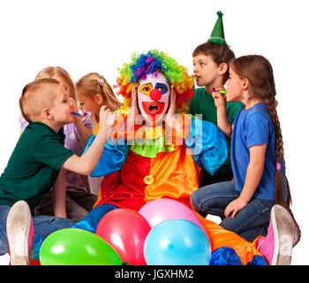 Compleanno clown bambini giocare con i bambini. Kid holiday torte celebrativo. Foto Stock