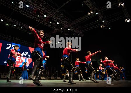 Tutarchela Ensemble coreografico da Zugdidi, Georgia, effettuando al xxix Folkart CIOFF Internazionale Festival di Folclore folklore sub-festival di Festival di Quaresima, una delle più grandi feste all'aperto in Europa. Folkart, Festival Lent, Maribor, Slovenia, 2017. Foto Stock