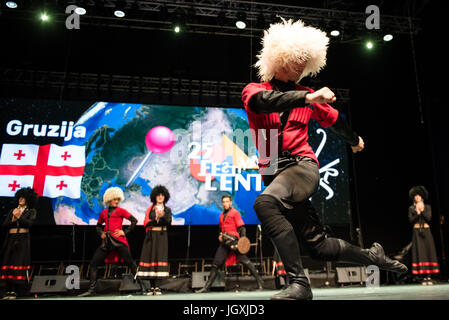 Tutarchela Ensemble coreografico da Zugdidi, Georgia, effettuando al xxix Folkart CIOFF Internazionale Festival di Folclore folklore sub-festival di Festival di Quaresima, una delle più grandi feste all'aperto in Europa. Folkart, Festival Lent, Maribor, Slovenia, 2017. Foto Stock