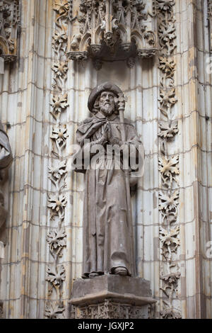 Saint James il grande. Statua sul portale dell'Assunzione (Puerta de la Asunción) della Cattedrale di Siviglia (Catedral de Sevilla) a Siviglia, in Andalusia, Spagna. Foto Stock
