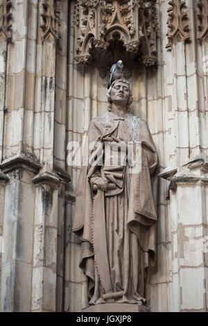 San Simone lo zelota. Statua sul portale dell'Assunzione (Puerta de la Asunción) della Cattedrale di Siviglia (Catedral de Sevilla) a Siviglia, in Andalusia, Spagna. Foto Stock