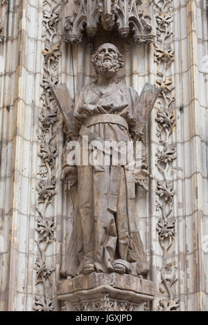 Sant'Andrea Apostolo. Statua sul portale dell'Assunzione (Puerta de la Asunción) della Cattedrale di Siviglia (Catedral de Sevilla) a Siviglia, in Andalusia, Spagna. Foto Stock