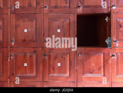 Vecchio cabinet di armadietti con serratura Foto Stock