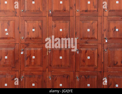 Vecchio cabinet di armadietti con serratura Foto Stock