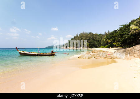 Coda lunga barca ancorata al Banana beach, Phuket, Tailandia Foto Stock