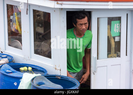 Capitano tailandese su un Thai barca da pesca in Hua Hin, Thailandia Foto Stock