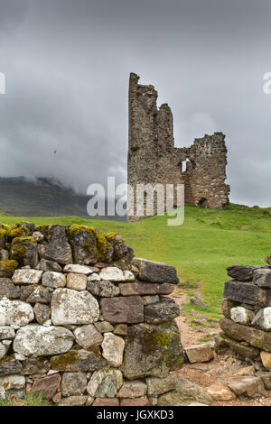 Situato sulle sponde del Loch Assynt, Ardvreck Castle risale alla metà del XVI secolo. Foto Stock