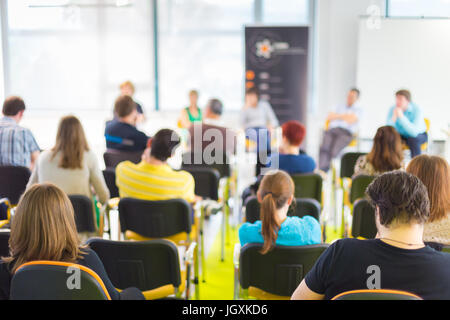 Tavola rotonda alla convention aziendale. Foto Stock