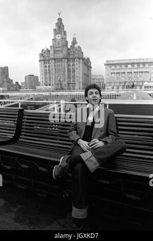 Ex Beatle Paul McCartney, che di recente ha giocato a Liverpool la Royal Court Theatre all'inizio di un nationwide tour con il suo gruppo, Ali, prende un nostalgico viaggio attraverso il fiume Mersey a bordo del traghetto "Royal Iris', durante un tour della sua città natale. Foto Stock