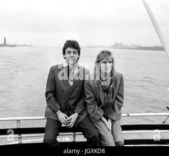 Ex Beatle Paul McCartney prende il 'Royal Iris' traghetto per attraversare il fiume Mersey con sua moglie, Linda, durante un nostalgico viaggio intorno alla sua città natale. Foto Stock
