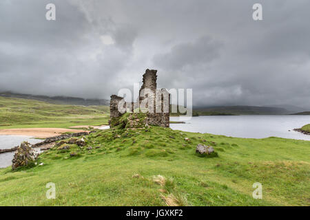 Situato sulle sponde del Loch Assynt, Ardvreck Castle risale alla metà del XVI secolo. Foto Stock