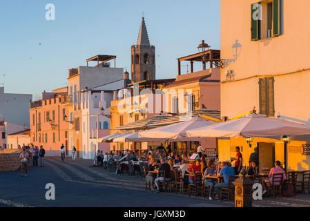 Sardegna ristorante estate, al tramonto i turisti cenare presso ristoranti fodera dei Bastioni Marco Polo lungo il lungomare di Alghero, Sardegna, Italia. Foto Stock