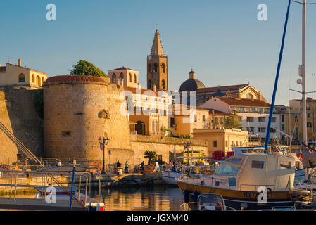 Alghero Sardegna, vista delle mura medievali e la torre - Il Bastione della Maddalena - nella zona del porto di Alghero, Sardegna, Italia. Foto Stock