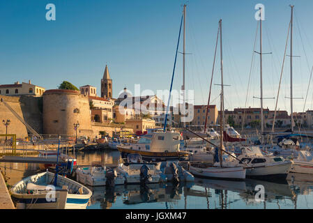 Sardegna Port Harbour, vista sullo skyline di Alghero con il porto e la zona di porta in primo piano, Sardegna, Italia. Foto Stock