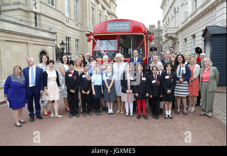 La duchessa di Cornovaglia (al centro) con il comico e autore David Walliams, scuola i bambini da Hemlington Hall Academy di Middlesbrough e Berkeley la scuola primaria a Hounslow e gli ospiti come essa ospita un tea party per celebrare la Duchessa di scaffali, un progetto di iniziativa per identificare 70 della nazione preferito di libri per bambini per segnare il suo settantesimo compleanno, al Clarence House di Londra. Foto Stock