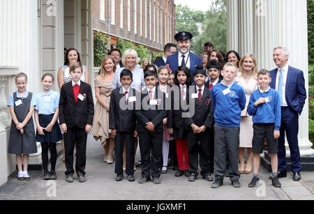 La duchessa di Cornovaglia (al centro) con il comico e autore David Walliams, scuola i bambini da Hemlington Hall Academy di Middlesbrough e Berkeley la scuola primaria a Hounslow e gli ospiti come essa ospita un tea party per celebrare la Duchessa di scaffali, un progetto di iniziativa per identificare 70 della nazione preferito di libri per bambini per segnare il suo settantesimo compleanno, al Clarence House di Londra. Foto Stock