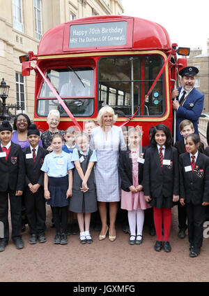 La duchessa di Cornovaglia (al centro) con il comico e autore David Walliams, scuola i bambini da Hemlington Hall Academy di Middlesbrough e Berkeley la scuola primaria a Hounslow e gli ospiti come essa ospita un tea party per celebrare la Duchessa di scaffali, un progetto di iniziativa per identificare 70 della nazione preferito di libri per bambini per segnare il suo settantesimo compleanno, al Clarence House di Londra. Foto Stock