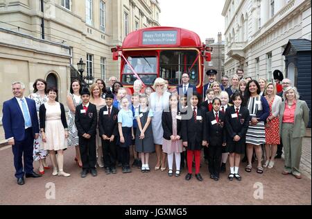 La duchessa di Cornovaglia (al centro) con il comico e autore David Walliams, scuola i bambini da Hemlington Hall Academy di Middlesbrough e Berkeley la scuola primaria a Hounslow e gli ospiti come essa ospita un tea party per celebrare la Duchessa di scaffali, un progetto di iniziativa per identificare 70 della nazione preferito di libri per bambini per segnare il suo settantesimo compleanno, al Clarence House di Londra. Foto Stock