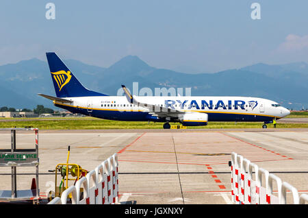 BERGAMO, Italia - 12 giugno 2017: Boeing 737-8come (reg. numero EI-FON), operati da Ryanair sulla pista dell'Aeroporto di Bergamo Orio al Serio (BGY). Ryanair Foto Stock