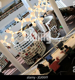 Amsterdam, Paesi Bassi - 21 Giugno 2010: vista interna di Amsterdam Central Library, libreria utenti presenti, il Centrale Bibliotheek, estabilished in 191 Foto Stock