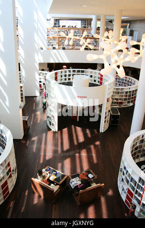 Amsterdam, Paesi Bassi - 21 Giugno 2010: vista interna di Amsterdam Central Library, libreria utenti presenti, il Centrale Bibliotheek, estabilished in 191 Foto Stock