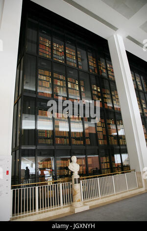 London, Regno Unito - 27 agosto 2010: vista interna della British Library, biblioteca nazionale del Regno Unito, separato dal Museo Britannico nel 1973. con la parete di vetro per t Foto Stock