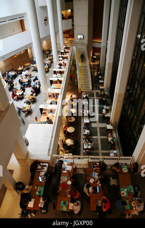 London, Regno Unito - 27 agosto 2010: vista interna della British Library building, biblioteca nazionale del Regno Unito, progettato dal professor Colin Wilson, separato dal Foto Stock