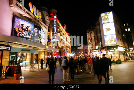 London , Regno Unito - 11 dicembre 2012: notte street view di Leicester Square, piazza pedonale nel West End di Londra City of Westminster, centro o Foto Stock