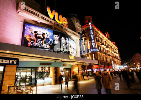 London , Regno Unito - 11 dicembre 2012: notte street view di Leicester Square, piazza pedonale nel West End di Londra City of Westminster, centro o Foto Stock