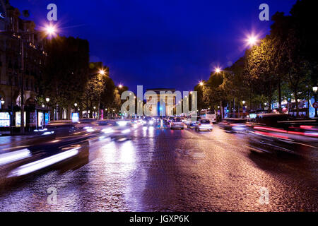 Parigi, Francia - 26 Settembre 2010: Arco di trionfo visto dall' Avenue des Champs-Elysees nella notte. Foto Stock