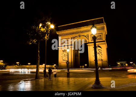 Parigi, Francia - 26 Settembre 2010: Benché notte piovosa, i turisti fotografare intorno a Parigi' monumento più famoso Arco di Trionfo Foto Stock