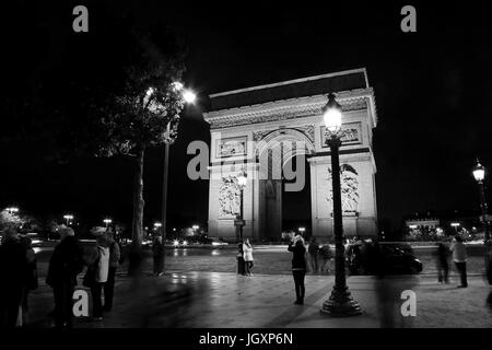 Parigi, Francia - 26 Settembre 2010: Benché notte piovosa, i turisti fotografare intorno a Parigi' monumento più famoso Arco di Trionfo Foto Stock