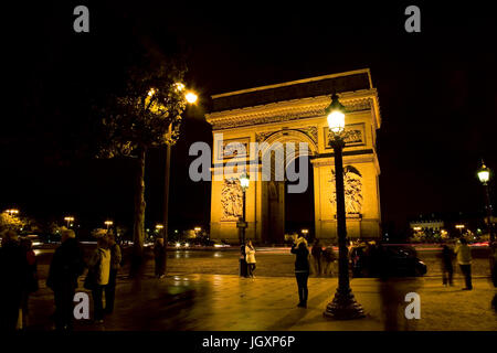 Parigi, Francia - 26 Settembre 2010: Benché notte piovosa, i turisti fotografare intorno a Parigi' monumento più famoso Arco di Trionfo Foto Stock