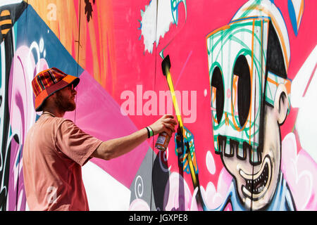 Un artista è raffigurato il lavoro presso il Upfest festival 2016,più grande d'Europa Street Art & Graffiti festival è raffigurato sulle strade di Bristol. Foto Stock