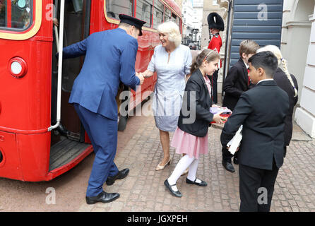 La duchessa di Cornovaglia e saluta David Walliams e scuola i bambini da Hemlington Hall Academy di Middlesbrough e Berkeley la scuola primaria a Hounslow come essi sbarcare un bus davanti a un tea party ospitato da lei a celebrare la Duchessa di scaffali, un progetto di iniziativa per identificare 70 della nazione preferito di libri per bambini per segnare il suo settantesimo compleanno, al Clarence House di Londra. Foto Stock