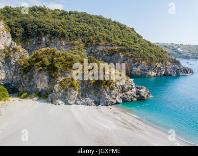 Costa della Calabria, vista aerea, San Nicola Arcella, provincia di Cosenza. Al 22/06/2017. Spiaggia e Mare Tirreno, insenature e promontori che si affaccia Foto Stock