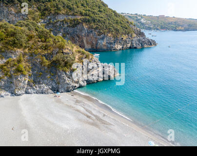 Costa della Calabria, vista aerea, San Nicola Arcella, provincia di Cosenza. Al 22/06/2017. Spiaggia e Mare Tirreno, insenature e promontori che si affaccia Foto Stock