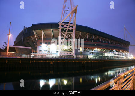 Cardiff, Regno Unito - 29 Marzo 2011: al di fuori della vista del Cardiff's Millennium Stadium. Lo stadio inaugurato nel 1999 e ora è la casa del Galles nationa Foto Stock