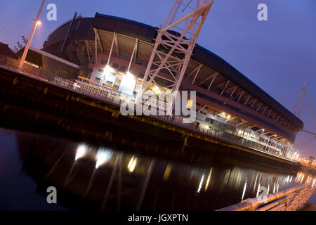 Cardiff, Regno Unito - 29 Marzo 2011: al di fuori della vista del Cardiff's Millennium Stadium. Lo stadio inaugurato nel 1999 e ora è la casa del Galles nationa Foto Stock