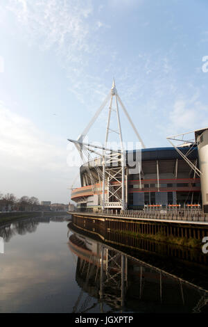 Cardiff, Regno Unito - 29 Marzo 2011: al di fuori della vista del Cardiff's Millennium Stadium. Lo stadio inaugurato nel 1999 e ora è la casa del Galles nationa Foto Stock