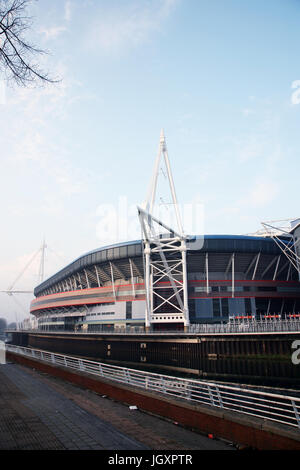 Cardiff, Regno Unito - 29 Marzo 2011: al di fuori della vista del Cardiff's Millennium Stadium. Lo stadio inaugurato nel 1999 e ora è la casa del Galles nationa Foto Stock