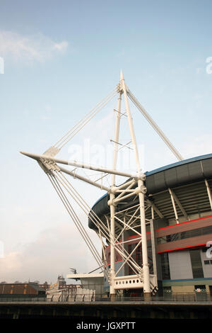 Cardiff, Regno Unito - 29 Marzo 2011: al di fuori della vista del Cardiff's Millennium Stadium. Lo stadio inaugurato nel 1999 e ora è la casa del Galles nationa Foto Stock