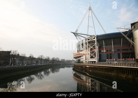 Cardiff, Regno Unito - 29 Marzo 2011: al di fuori della vista del Cardiff's Millennium Stadium. Lo stadio inaugurato nel 1999 e ora è la casa del Galles nationa Foto Stock