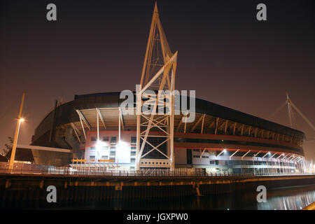 Cardiff, Regno Unito - 28 Marzo 2011: al di fuori della vista del Cardiff's Millennium Stadium. Lo stadio inaugurato nel 1999 e ora è la casa del Galles nationa Foto Stock