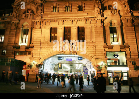 Londra - NOV 13: al di fuori della vista di Victoria Station, dal 1860, seconda indaffarato terminus ferroviario dopo Waterloo, servita 73 milioni di passeggeri tra 201 Foto Stock